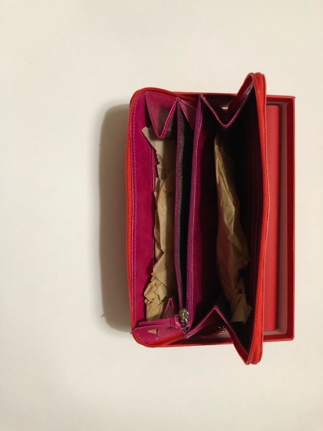 Monedero de piel nuevo a estrenar