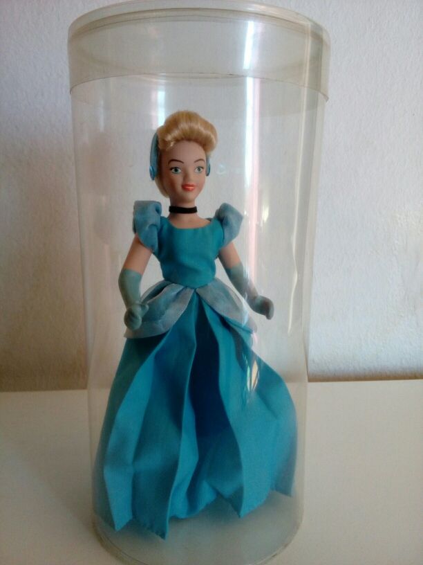 Muñeca Cenicienta tipo porcelana