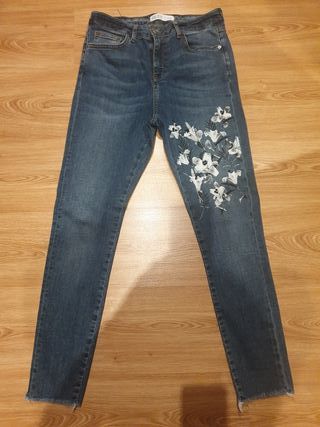 Pantalón vaquero de color blanco con bajo deshilachado. | LOSAN