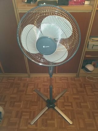 Ventilador de pie de segunda mano por 15 € en Valladolid en Ventilador de pie de segunda mano en Valladolid en WALLAPOP