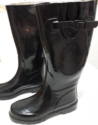 Botas Katiuskas negras de segunda mano por 10 EUR en Vigo en WALLAPOP