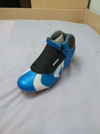 botas de futbol con velcro