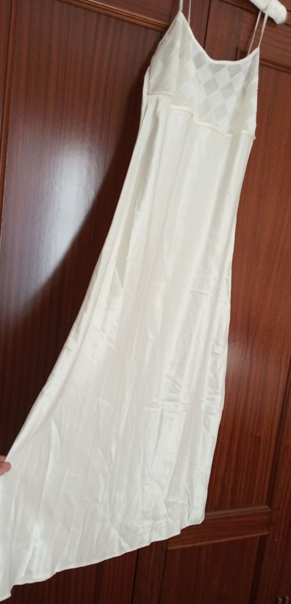 Lencería, camisón de raso.