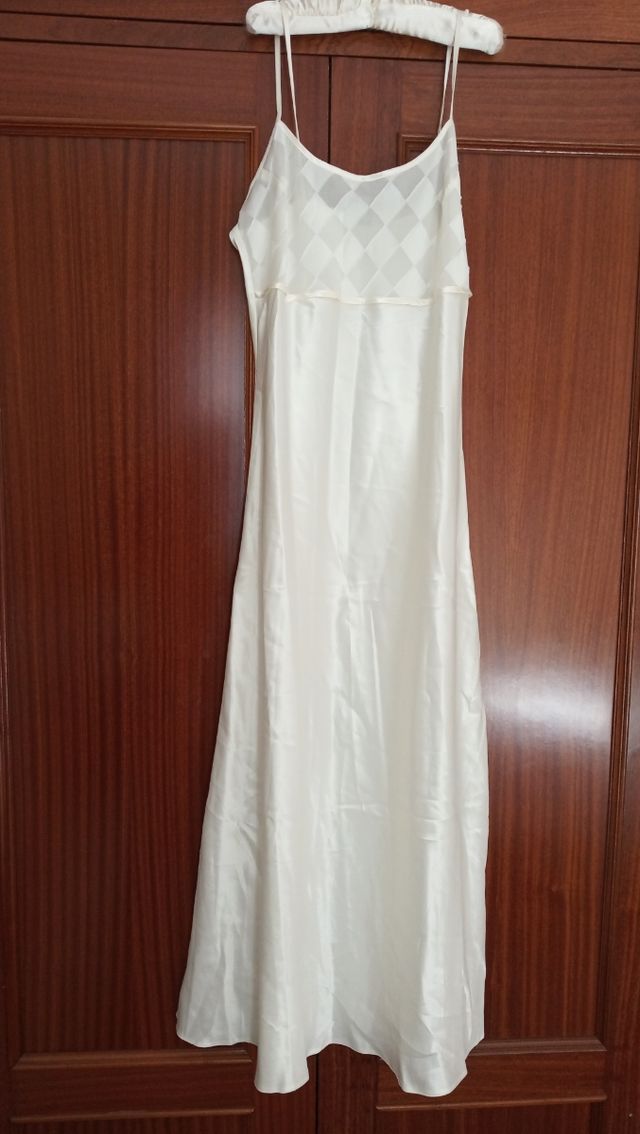 Lencería, camisón de raso.