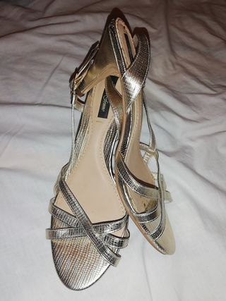 Sandalia dorada Sfera de segunda mano por 8 EUR en Móstoles en WALLAPOP