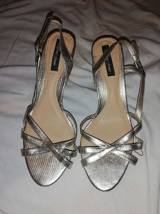 Sandalia dorada Sfera de segunda mano por 8 EUR en Móstoles en WALLAPOP