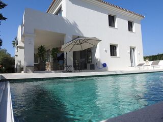 Villa en venta en Playa de la Fontanilla en Marbella