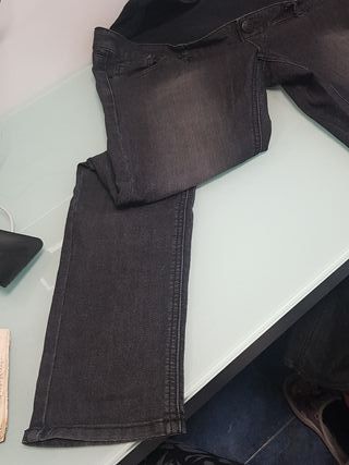 Pantalones\\/tejanos negros embarazada\\/premama Kiabi de segunda mano por 6  EUR en Barcelona en WALLAPOP