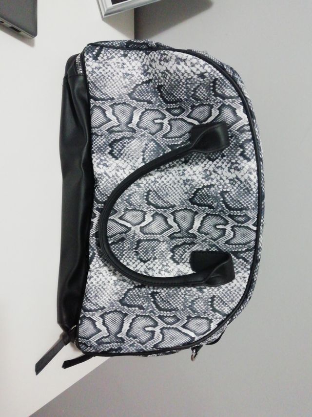 mochila de viaje animal print