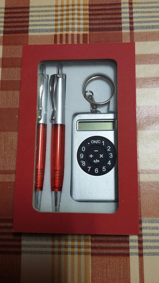 Estuche mini bolígrafos y calculadora