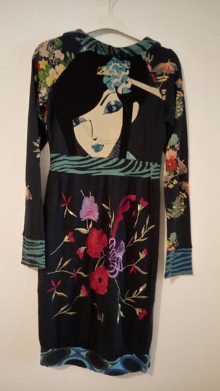 Vestido Desigual de segunda mano por 10 € en Azuqueca de Vestido desigual tipo globo. talla M de segunda mano por 10