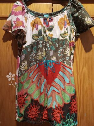 Camisetas Desigual niña de segunda mano en la provincia de Camisetas Desigual de segunda mano en Alicante en WALLAPOP