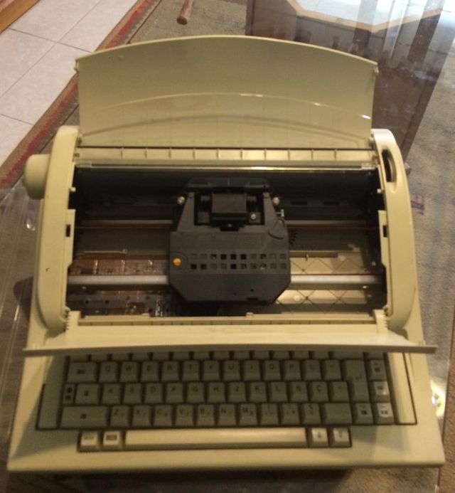 MÁQUINA ESCRIBIR ELECTRICA