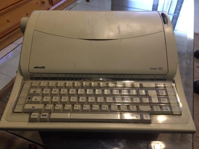 MÁQUINA ESCRIBIR ELECTRICA