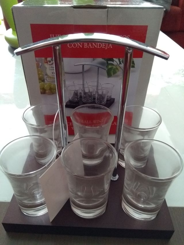 Juego de seis chupitos con bandeja.Sin estrenar