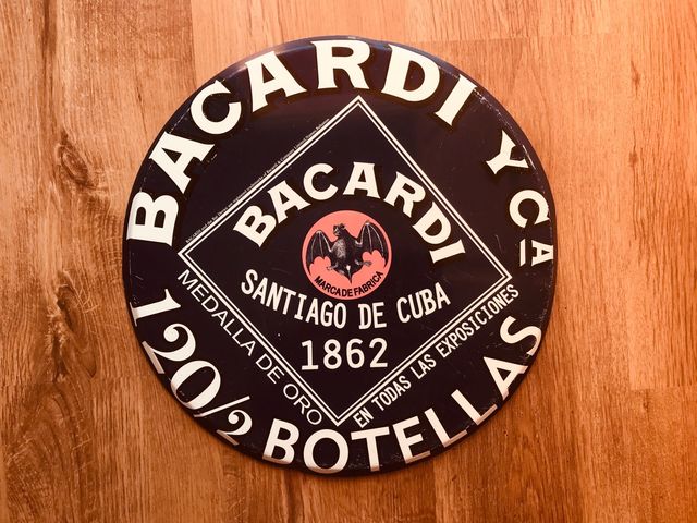 Cartel metálico BACARDI. USADO.