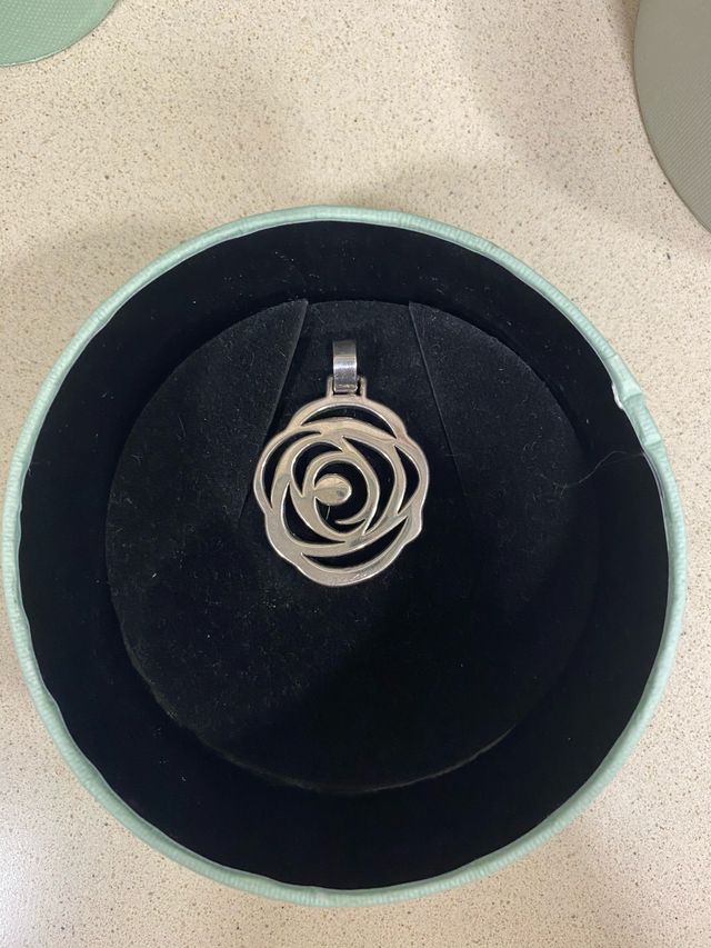 Colgante de flor de tous