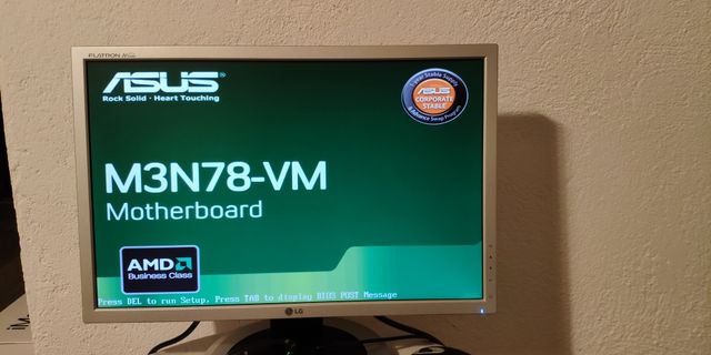 Ordenador Completo. PC sobre mesa. Con Wifi usb