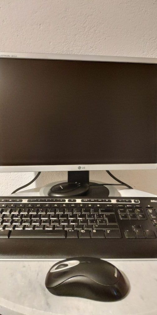 Ordenador Completo. PC sobre mesa. Con Wifi usb