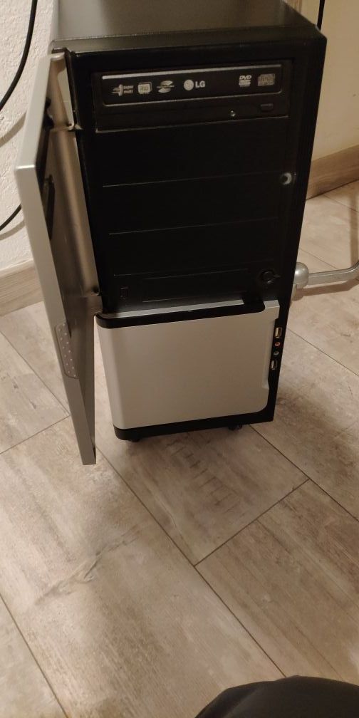 Ordenador Completo. PC sobre mesa. Con Wifi usb