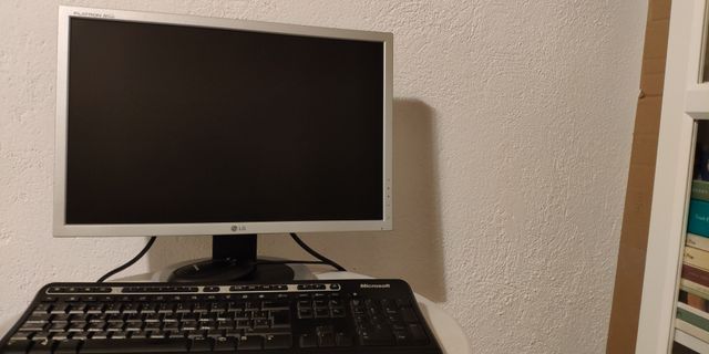 Ordenador Completo. PC sobre mesa. Con Wifi usb