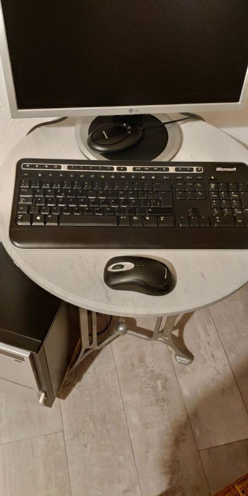 Ordenador Completo. PC sobre mesa. Con Wifi usb