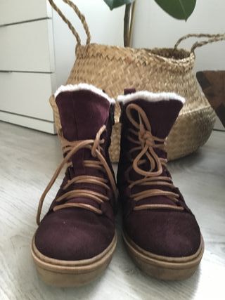Botines tamaris granate con cordones camel de segunda mano por 12 EUR en  Bilbao en WALLAPOP