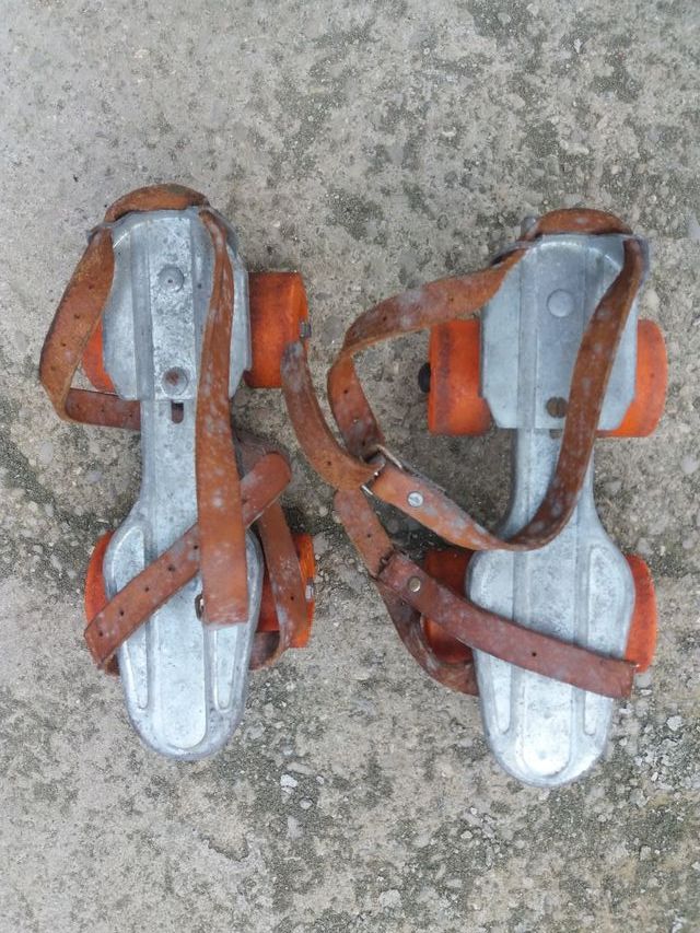 Se venden patines de 4 ruedas.