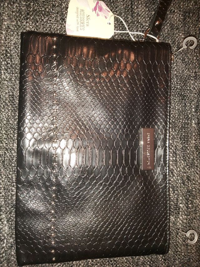 Bolso cartera de mano.