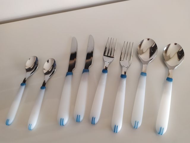 Vajilla y cubiertos a juego opcional