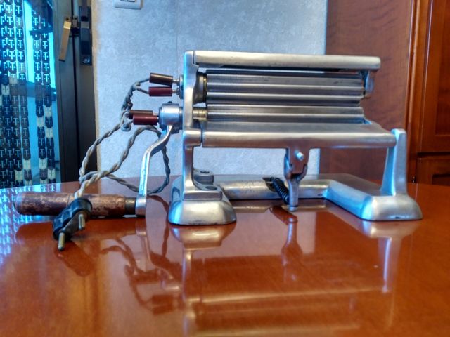 plancha antigua plisar electrica