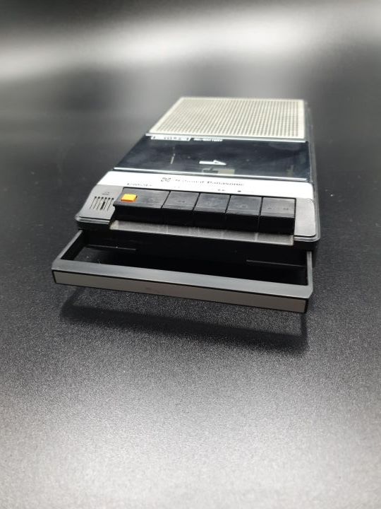 Grabadora antigua Panasonic RQ-2735 de cinta