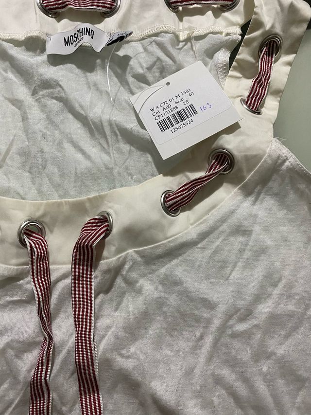 Top de Moschino con etiqueta