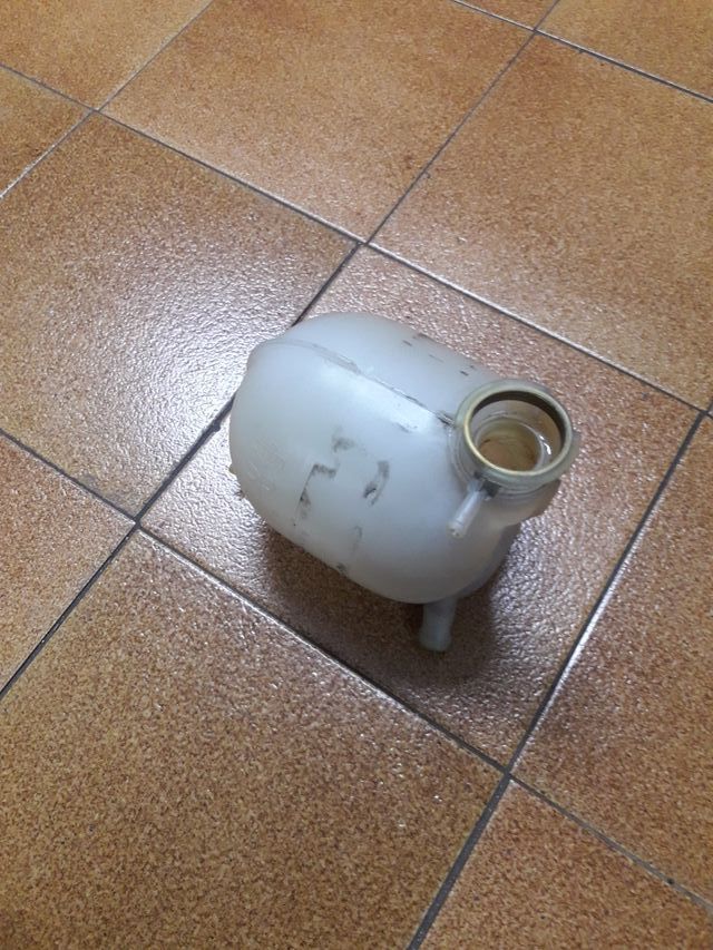 Vaso..botella expansión Nissan cargo de segunda mano por 10 EUR Vaso..botella expansión Nissan cargo de segunda mano por 10 EUR