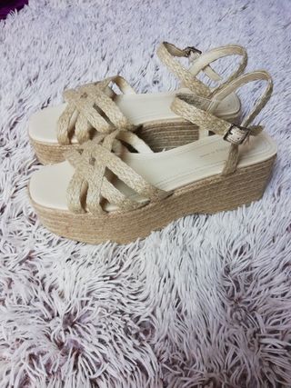 Sandalias plataforma yute Bershka de segunda mano por 7 EUR en Torrelavega  en WALLAPOP