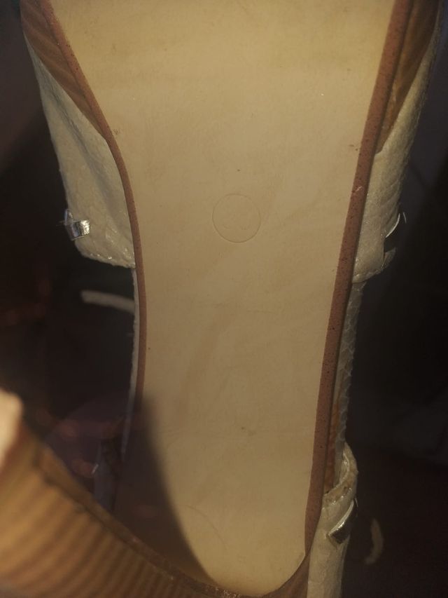 Scarpa con tacco in pelle di coccodrillo beige e argento