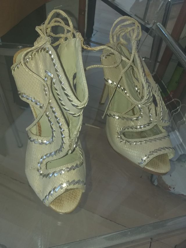 Scarpa con tacco in pelle di coccodrillo beige e argento