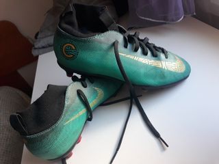 botas de futbol con tobillera 2018