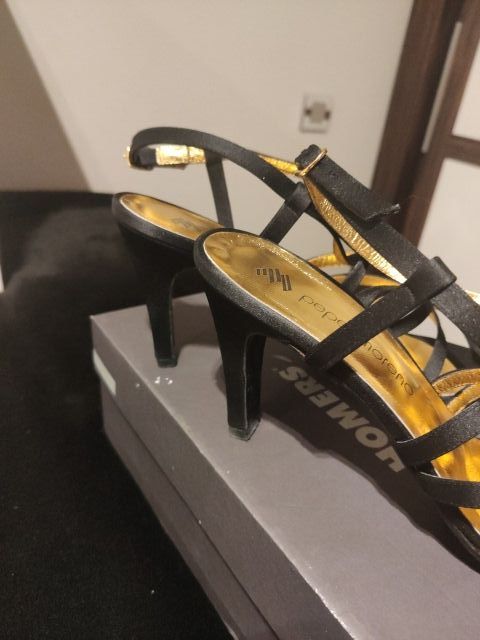 Sandalias negras de tacón