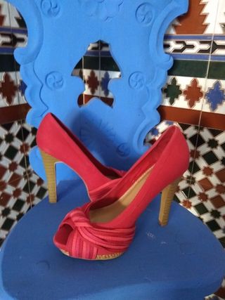 Tacones coral 37 de segunda mano por 4 EUR en Barrio de La Vega en WALLAPOP