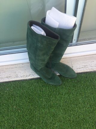 Botas verdes de ante de segunda mano por 15 EUR en Santiago de Compostela  en WALLAPOP