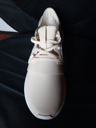 Tenis adidas color beige,marfil,hueso talla 41 de segunda mano por 49 EUR  en Valleseco en WALLAPOP