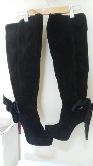 Botas negras altas Cuple de segunda mano por 15 EUR en Garrucha en WALLAPOP