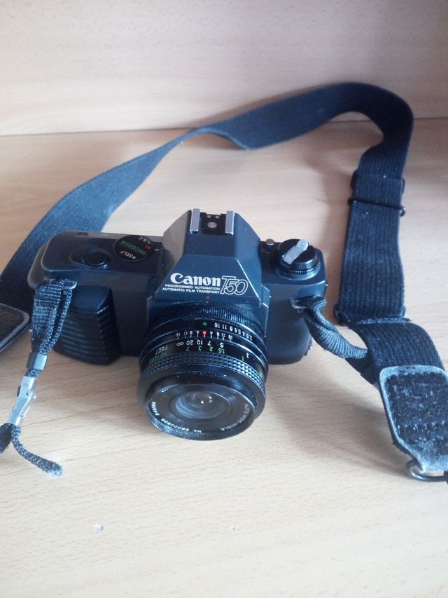 Cámara Canon T50 Reflex analógica.