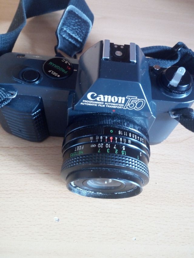 Cámara Canon T50 Reflex analógica.