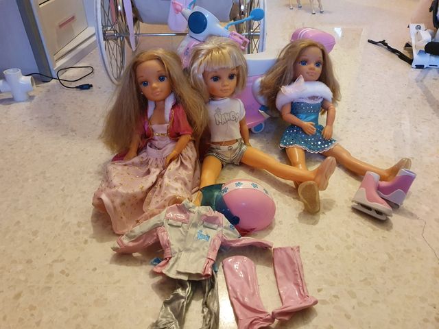 nancy,patinadora, con moto Vespa,carrito de compra