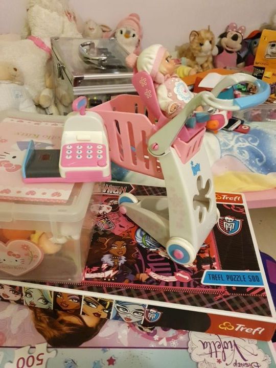 nancy,patinadora, con moto Vespa,carrito de compra