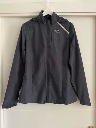 Chaqueta Decathlon Kalenji corta vientos (Talla M) de segunda mano por 5  EUR en Barcelona en WALLAPOP