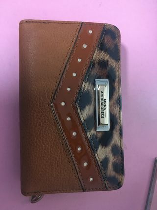 Cartera mini de mujer Yanko de piel grabada en marrón con doble compartimento Cartera mini de mujer Yanko de piel grabada en marrón con doble compartimento
