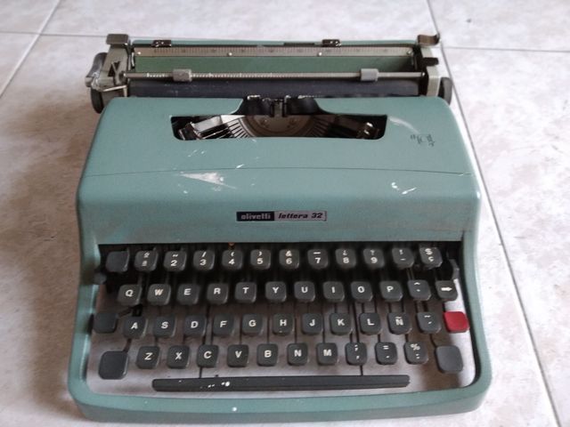 Maquina de escribir Olivetti lettera 32